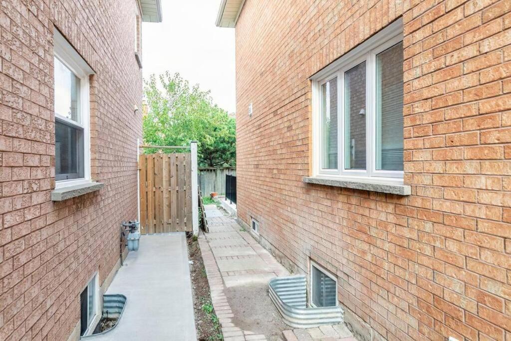Spacious Basement Mississauga Dış mekan fotoğraf